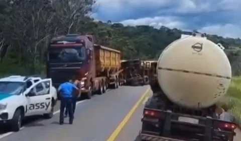 Carreta tomba e deixa carga de soja espalhada entre Comodoro e Vilhena