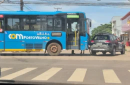 Ônibus colide com carro em cruzamento sinalizado por semáforo em Porto Velho