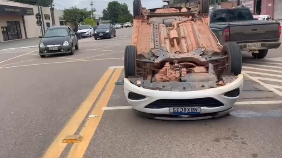 Carro capota após colisão em cruzamento na região central de Porto Velho