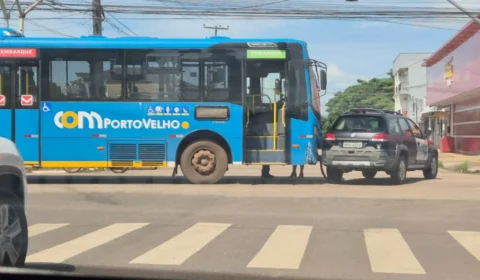 Ônibus colide com carro em cruzamento sinalizado por semáforo em Porto Velho