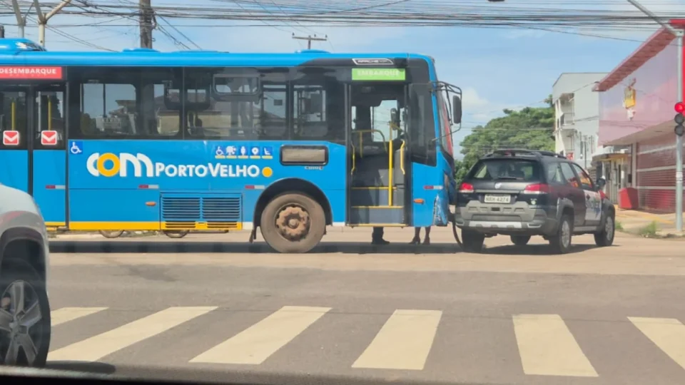 Ônibus colide com carro em cruzamento sinalizado por semáforo em Porto Velho