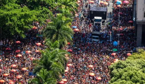 Cordão da Bola Preta arrasta multidão pelas ruas do Centro do Rio de Janeiro