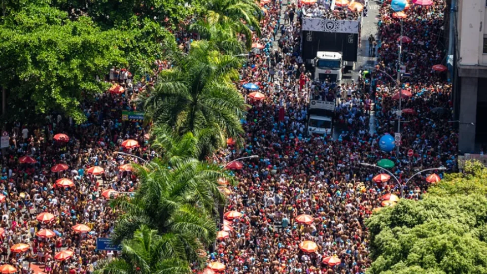 Cordão da Bola Preta arrasta multidão pelas ruas do Centro do Rio de Janeiro
