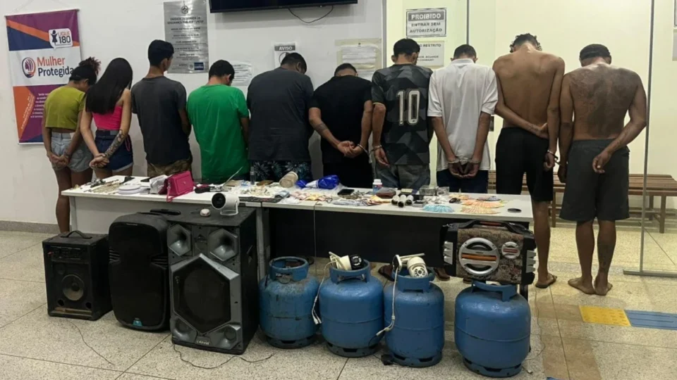 Operação da PM desmonta pontos de venda de drogas e apreende entorpecentes, dinheiro e simulacro em Buritis