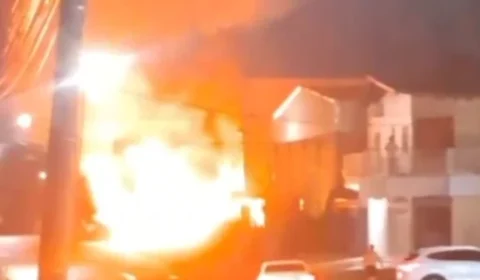 Fogo de grande proporção consome casa no Centro de Porto Velho