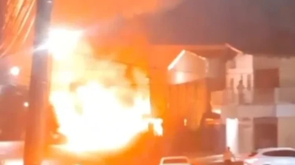 Fogo de grande proporção consome casa no Centro de Porto Velho