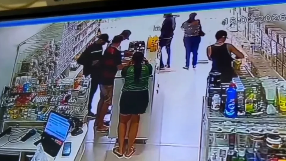 Criminosos roubam dinheiro, joias e celulares durante assalto em comércio de Porto Velho