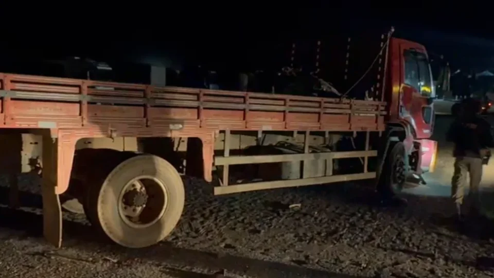 Motociclista fica em estado grave após colisão com caminhão em Porto Velho