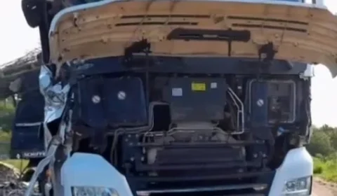 Acidente com caminhão carregado provoca lentidão na BR-364 em Jaci-Paraná