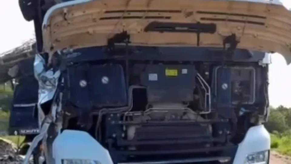 Acidente com caminhão carregado provoca lentidão na BR-364 em Jaci-Paraná