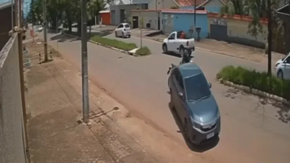 VÍDEO: Motociclista fica ferido após colisão com carro na zona Leste de Porto Velho