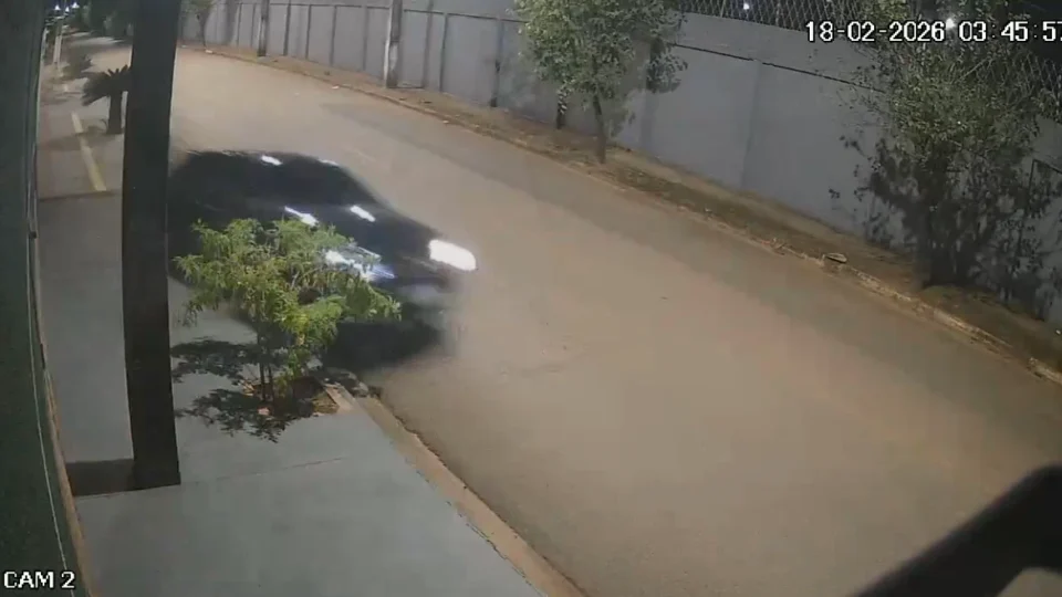 VÍDEO: Motorista foge após subir calçada e provocar acidente em Porto Velho