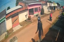 VÍDEO: Homem finge bater palmas em frente a casa e furta motocicleta em Porto Velho