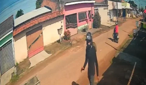 VÍDEO: Homem finge bater palmas em frente a casa e furta motocicleta em Porto Velho