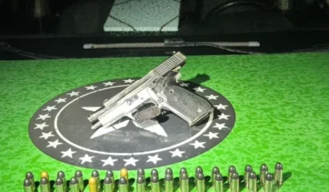 Homem é preso com pistola .45 após travessia clandestina na fronteira em Guajará-Mirim