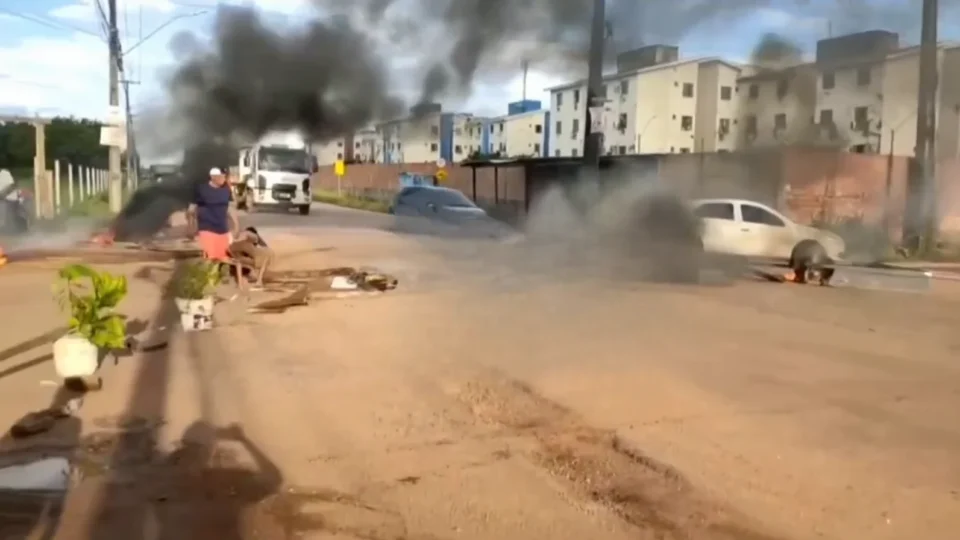 Moradores fazem protesto e queimam pneus por falta de água e energia em Porto Velho