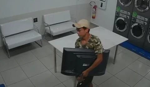 Homem é filmado furtando TV em lavanderia durante a madrugada em Porto Velho