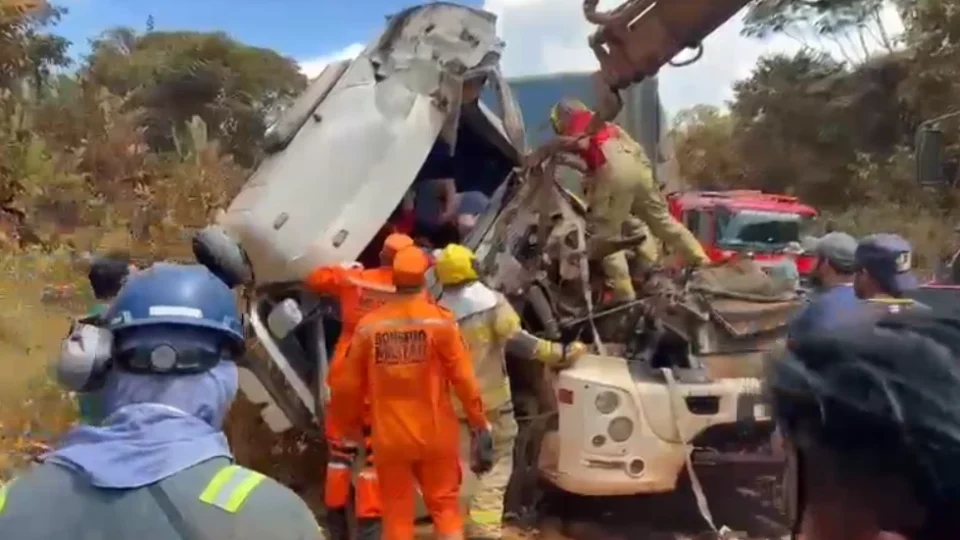 Vídeo mostra resgate de motorista preso nas ferragens após grave acidente no anel viário de Porto Velho