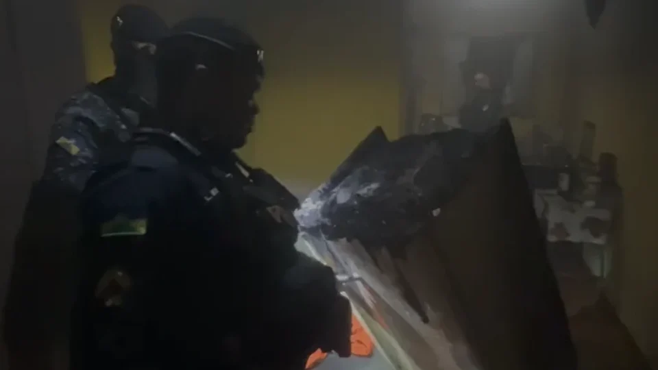 Polícia Militar evita tragédia e controla incêndio em apartamento na madrugada em Porto Velho
