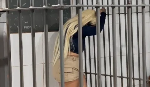 Apelidada de “Loira do CV”, mulher é presa com drogas, fuzil e réplicas em Porto Velho