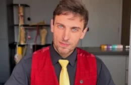 Justiça suspende condenação de Léo Lins em ação sobre piada envolvendo criança com microcefalia