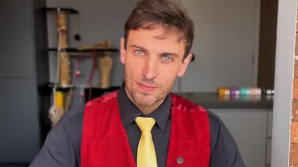 Justiça suspende condenação de Léo Lins em ação sobre piada envolvendo criança com microcefalia