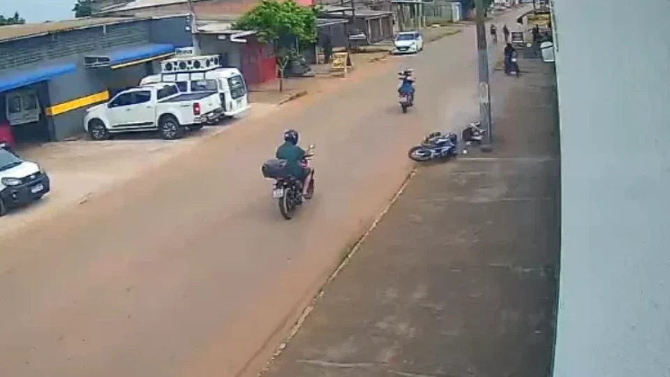 Homem fica gravemente ferido após colisão entre motos em Porto Velho