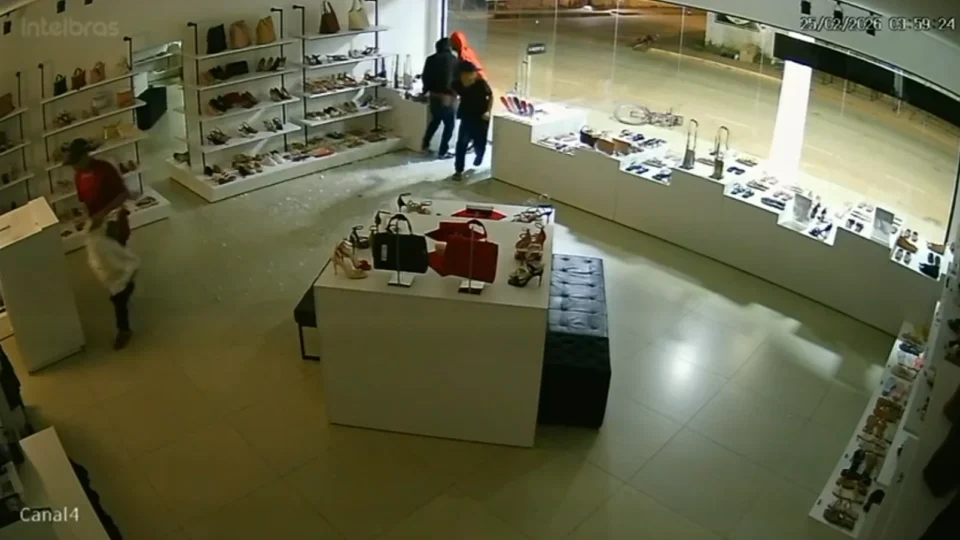 VÍDEO: Quadrilha invade loja de calçados de luxo em Porto Velho