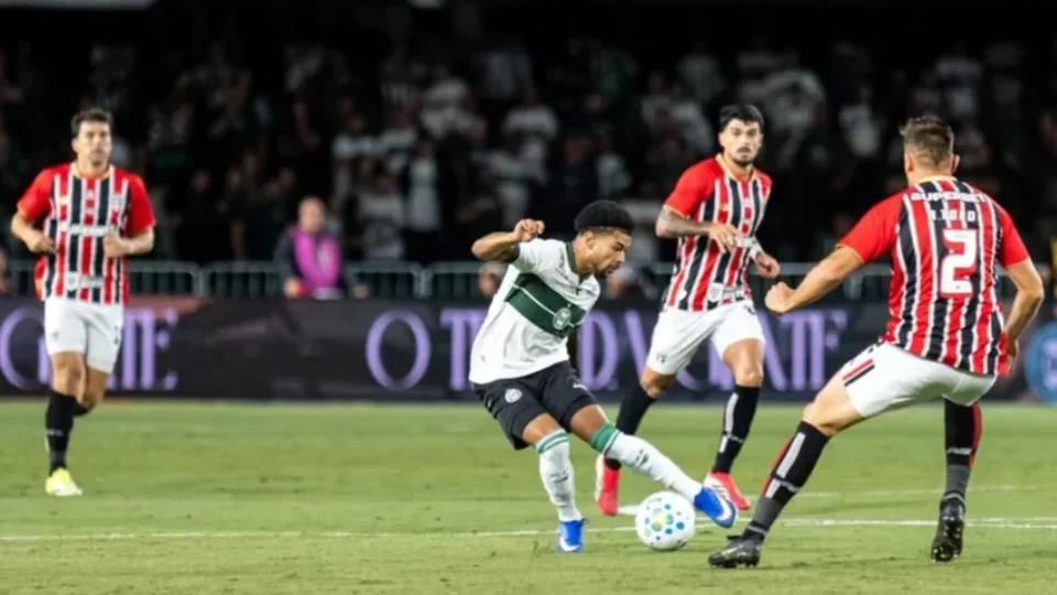 São Paulo vence o Coritiba com gol de pênalti de Cauly no Brasileirão