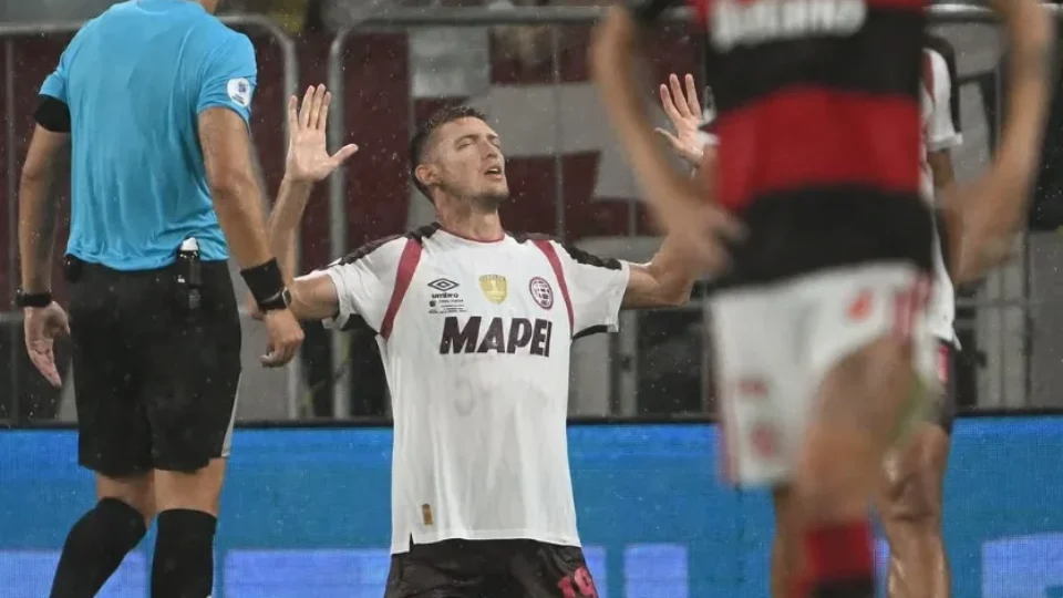 Flamengo sofre virada na prorrogação e perde a Recopa para o Lanús no Maracanã