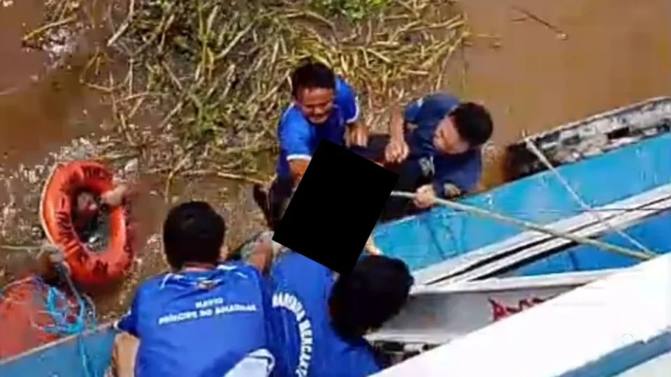 VÍDEO: Criança chega desacordada ao hospital após acidente com lancha em Manaus