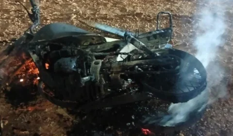 Homem é preso por tentativa de homicídio após atacar vizinho e incendiar motocicleta