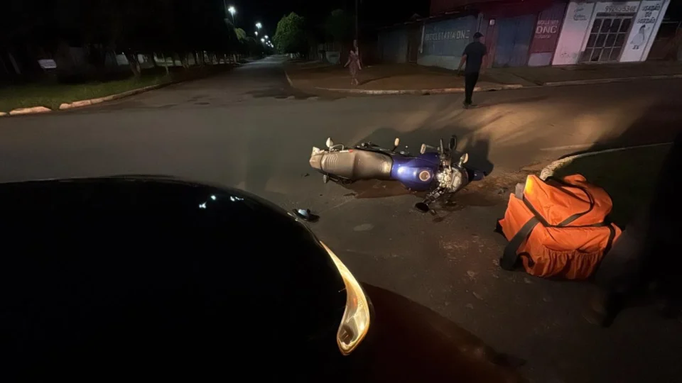 Acidente entre carro e motocicleta é registrado em cruzamento de Vilhena