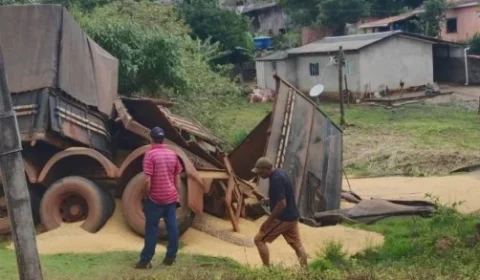 Carreta carregada com soja tomba após perder força em subida em Colorado do Oeste