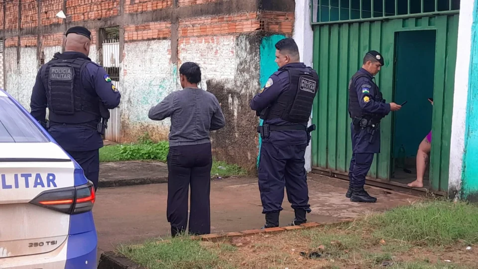 Ex-companheira invade residência, agride casal em Porto Velho