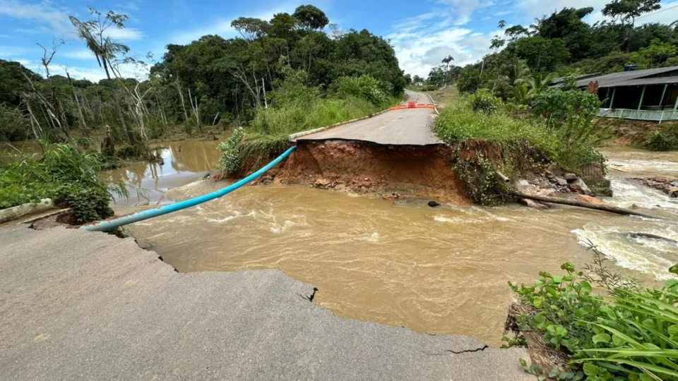 Cratera interdita trecho da Estrada de Santo Antônio em Porto Velho