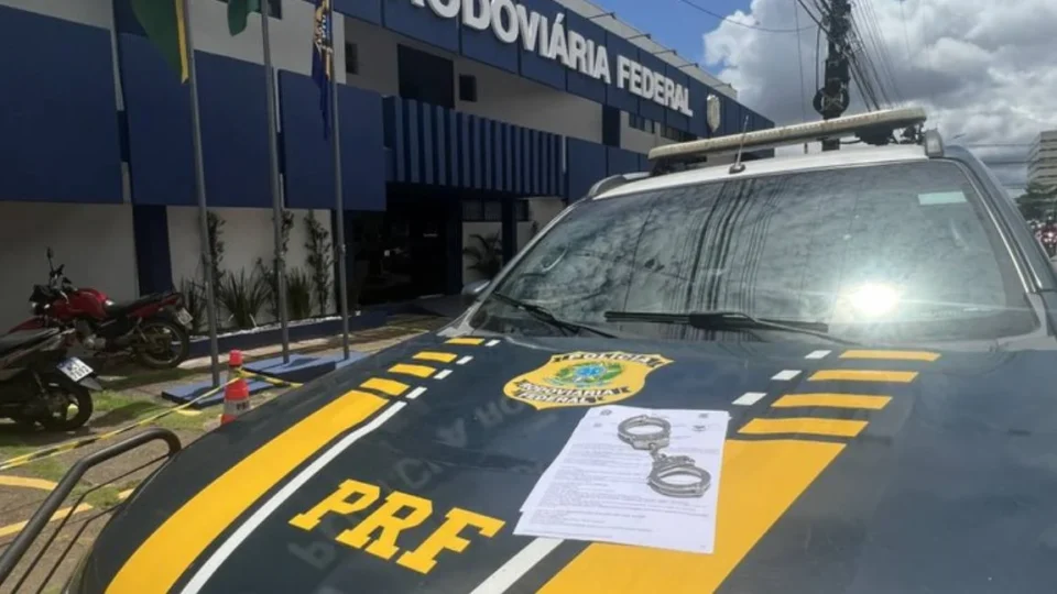 PRF cumpre dois mandados de prisão durante fiscalizações na BR-364 em Rondônia
