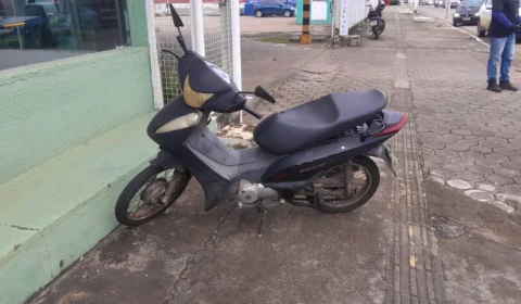 Motociclista fica ferida em colisão com carro na Av. Jorge Teixeira em Porto Velho