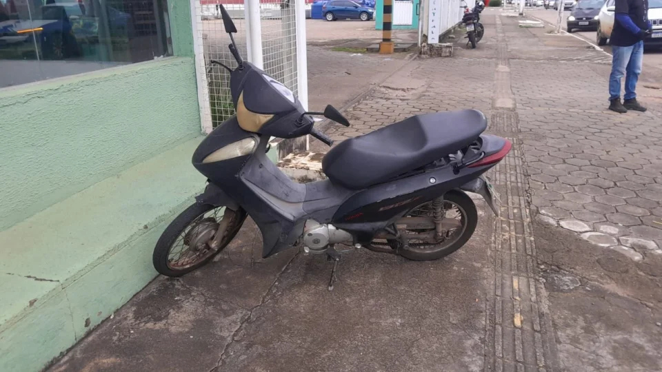 Motociclista fica ferida em colisão com carro na Av. Jorge Teixeira em Porto Velho