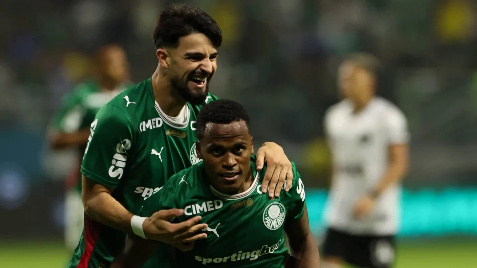 Palmeiras domina Botafogo no Allianz Parque e sobe na tabela