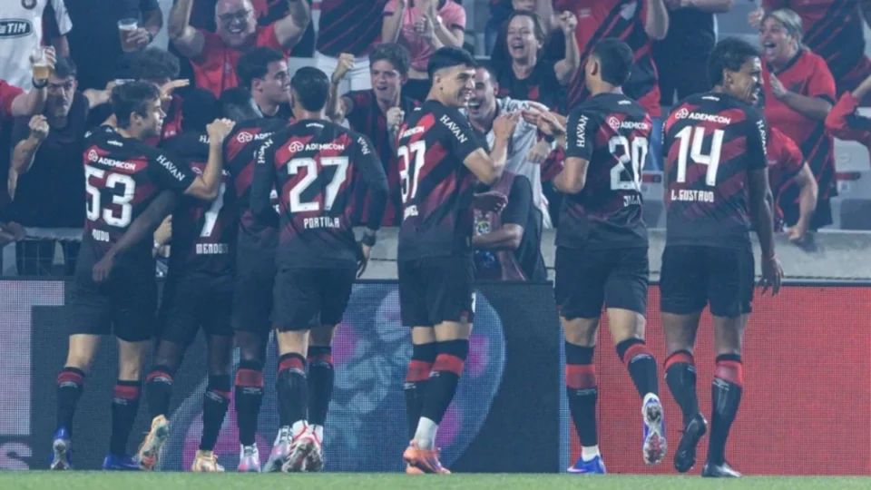 Athletico-PR resolve no início, segura pressão e vence o Cruzeiro em Curitiba