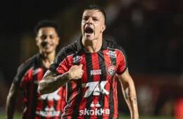 Vitória sofre pressão, mas vence o Atlético-MG no Barradão pelo Brasileirão