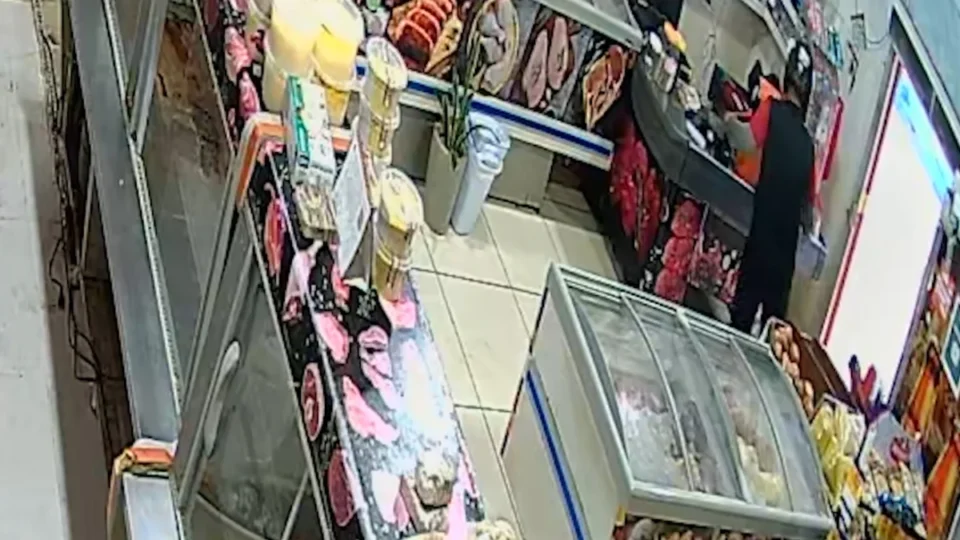 Suspeito armado invade casa de carne e assalta empresária em Porto Velho