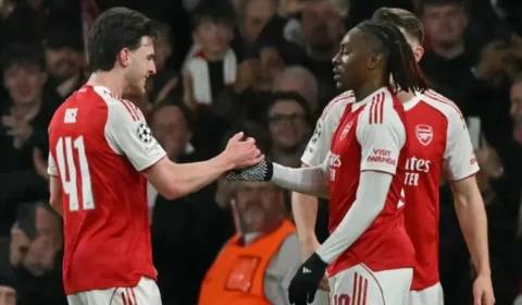 Arsenal vence Bayer Leverkusen em Londres e avança na Champions