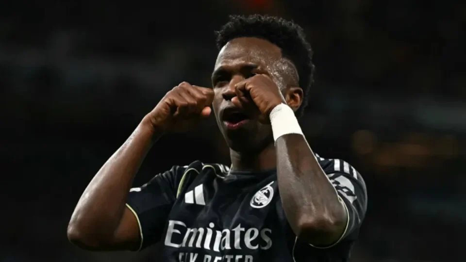 Com brilho de Vini Jr., Real Madrid vence o City em Manchester e avança na Champions