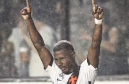 Vasco vira sobre o Palmeiras e vence por 2 a 1 em São Januário pelo Brasileirão