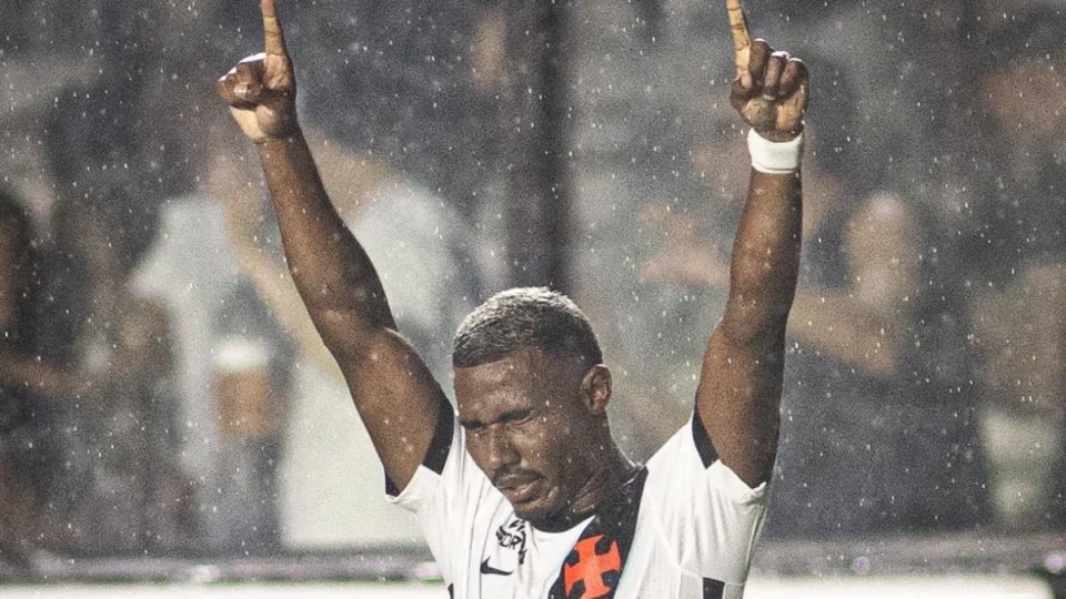 Vasco vira sobre o Palmeiras e vence por 2 a 1 em São Januário pelo Brasileirão