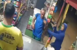 Vídeo: Dupla armada invade comércio e rouba motocicleta na Zona Sul de Porto Velho