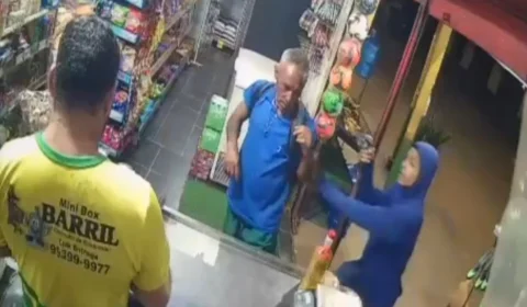 Vídeo: Dupla armada invade comércio e rouba motocicleta na Zona Sul de Porto Velho