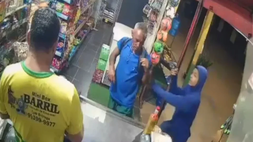 Vídeo: Dupla armada invade comércio e rouba motocicleta na Zona Sul de Porto Velho